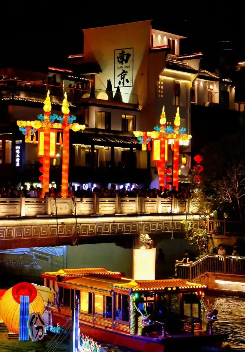 平江橋上游船與南京字樣燈牆夜景