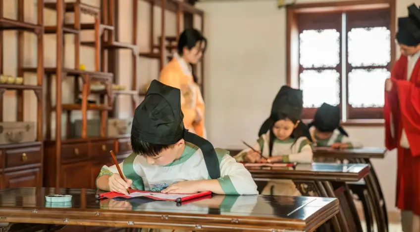 小小進士研學兒童著古裝練毛筆