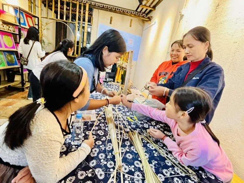 竹編工坊親子圍桌編織體驗現場