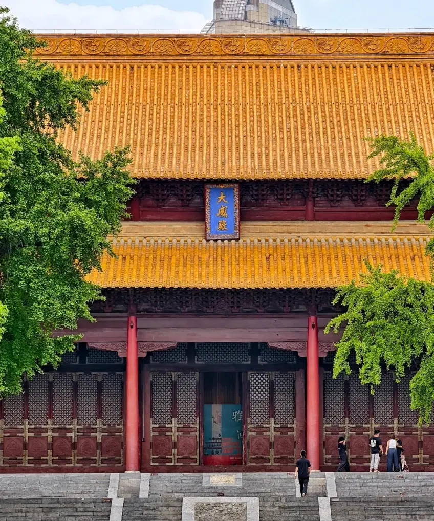 夫子廟大成殿黃琉璃瓦重簷正門臺階