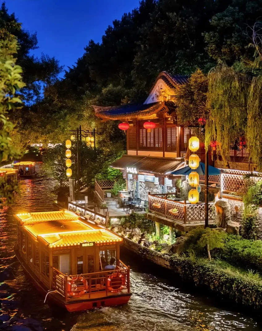 秦淮河夜色畫舫暖燈與岸邊垂柳