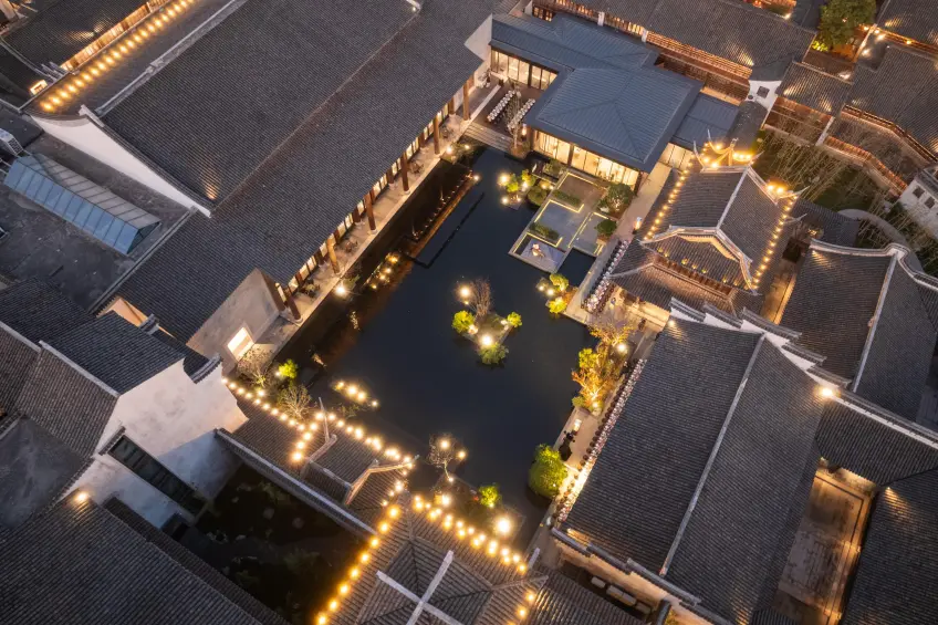 濮侍郎酒店夜景庭院與水面燈火