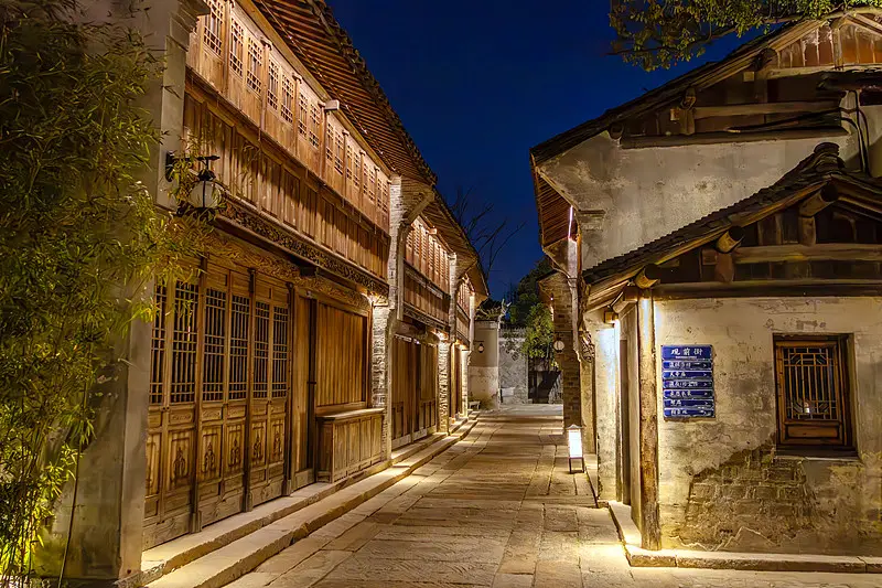 濮院觀前街夜間石板巷與木構店面