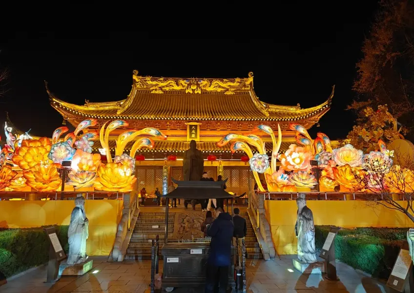 大成殿屋簷金燈與廣場花燈夜景