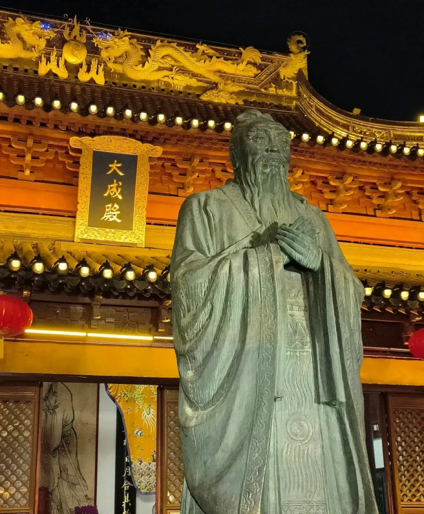 大成殿前孔子青銅立像正面