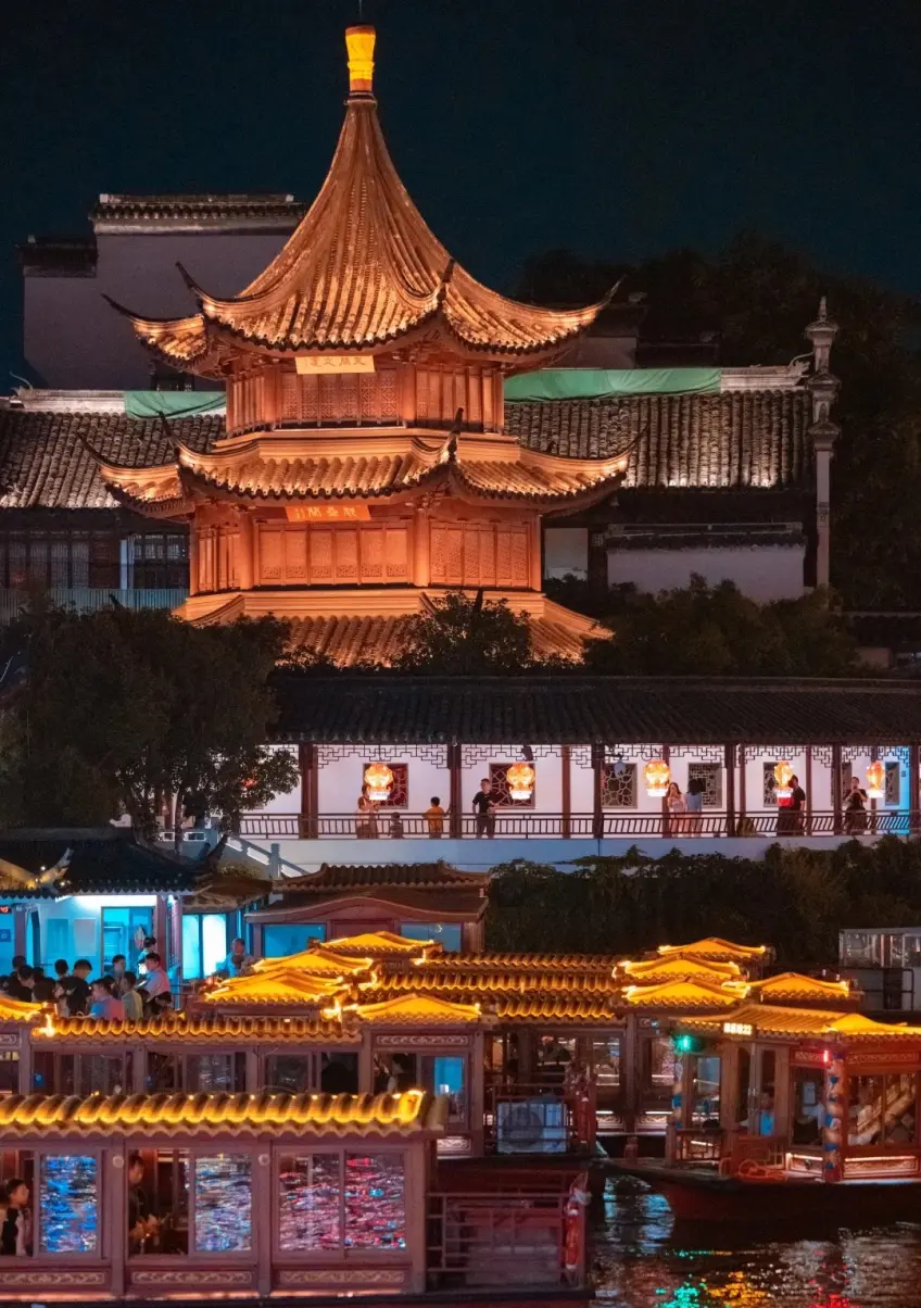 秦淮河畔河房與畫舫燈影夜景