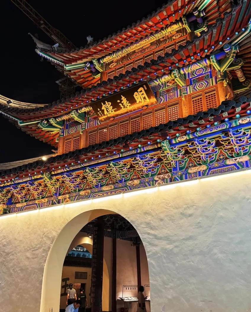 明遠樓夜景金匾與簷下燈籠