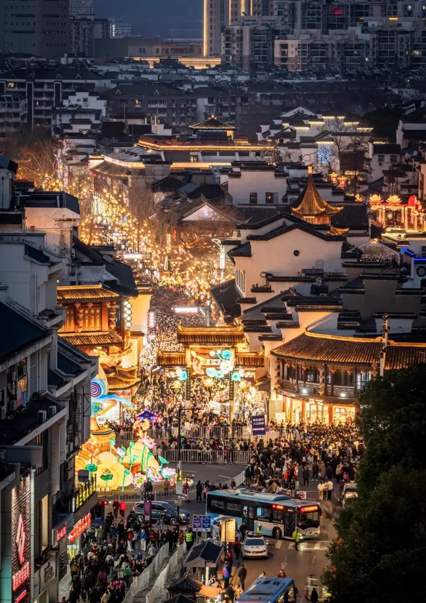 高空俯瞰夫子廟夜市燈火與人潮