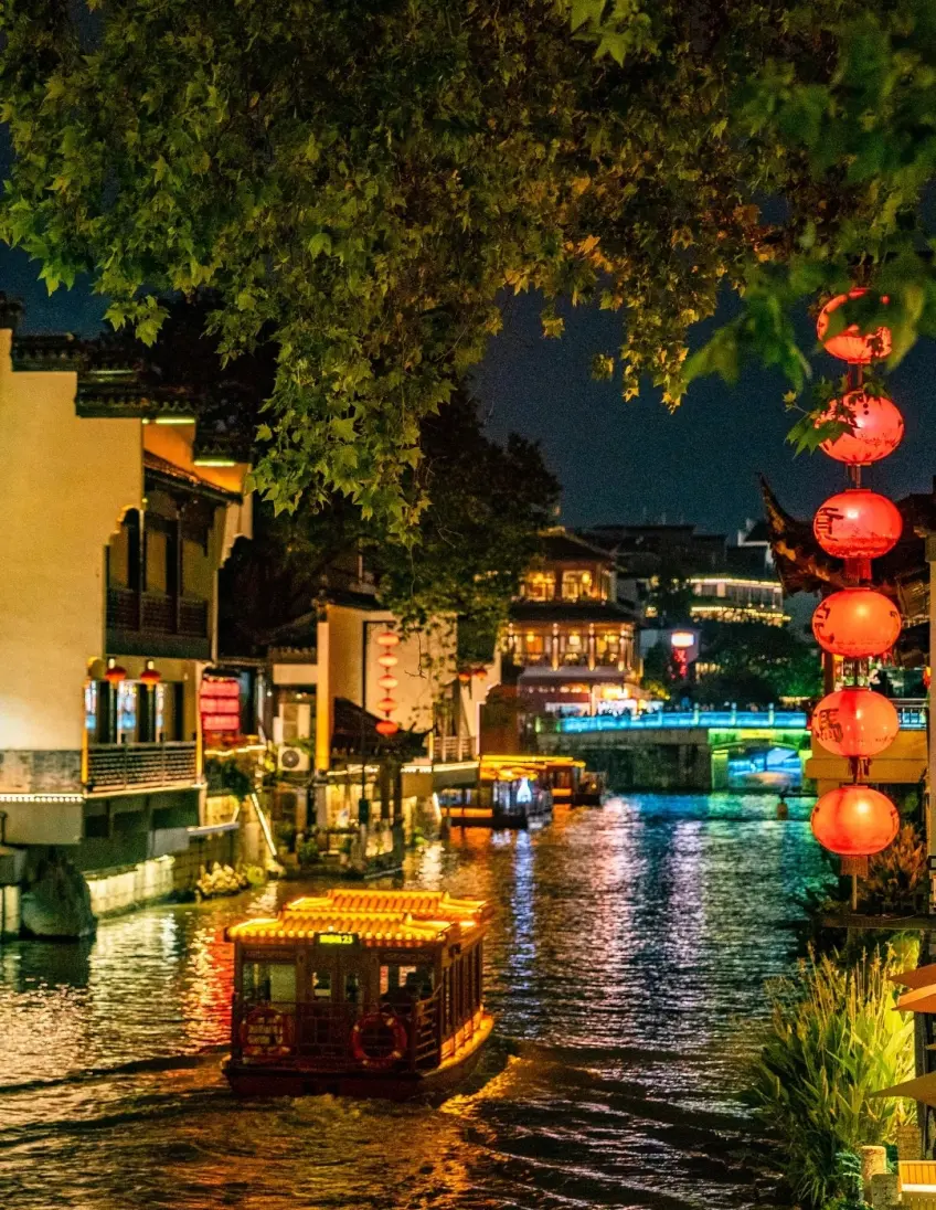 秦淮河畫舫夜遊燈影與河岸