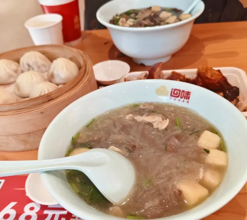 回味鴨血粉絲湯碗裝上桌特寫
