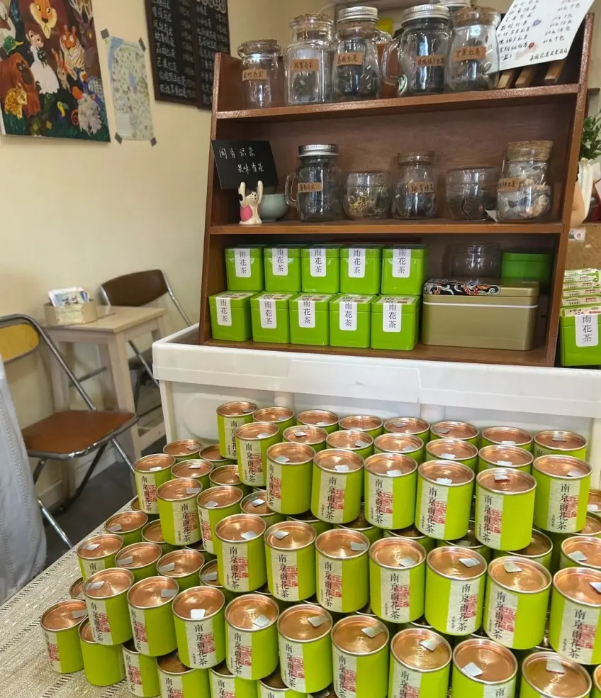 雨花茶綠色鐵罐貨架陳列