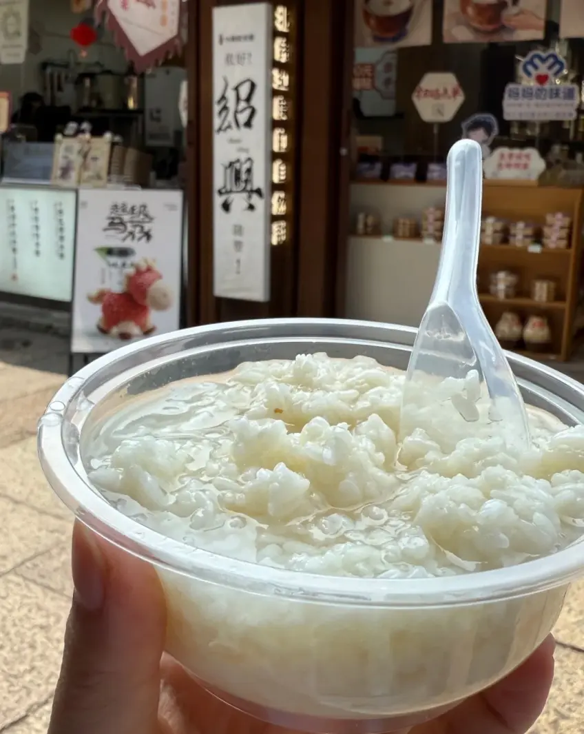 手持甜酒釀塑膠碗
