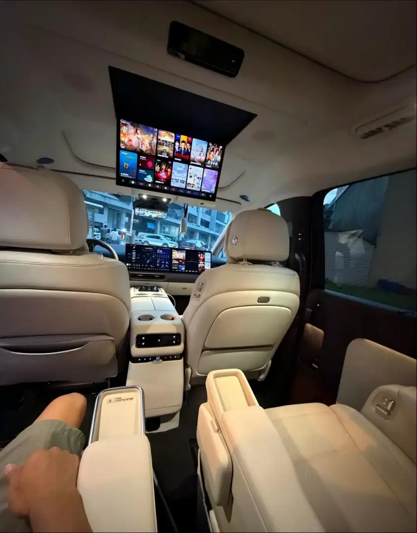 七座商務車內飾與娛樂屏