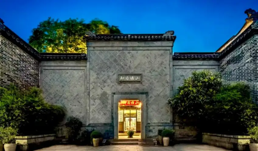 山塘古建宅院夜灯与砖墙