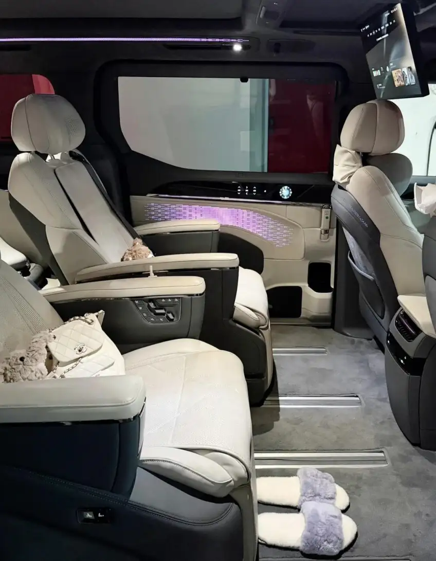 黑色商務車車頭豎幅示意