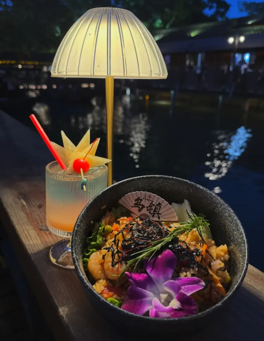 乌镇临水栏杆餐盘与鸡尾酒特写