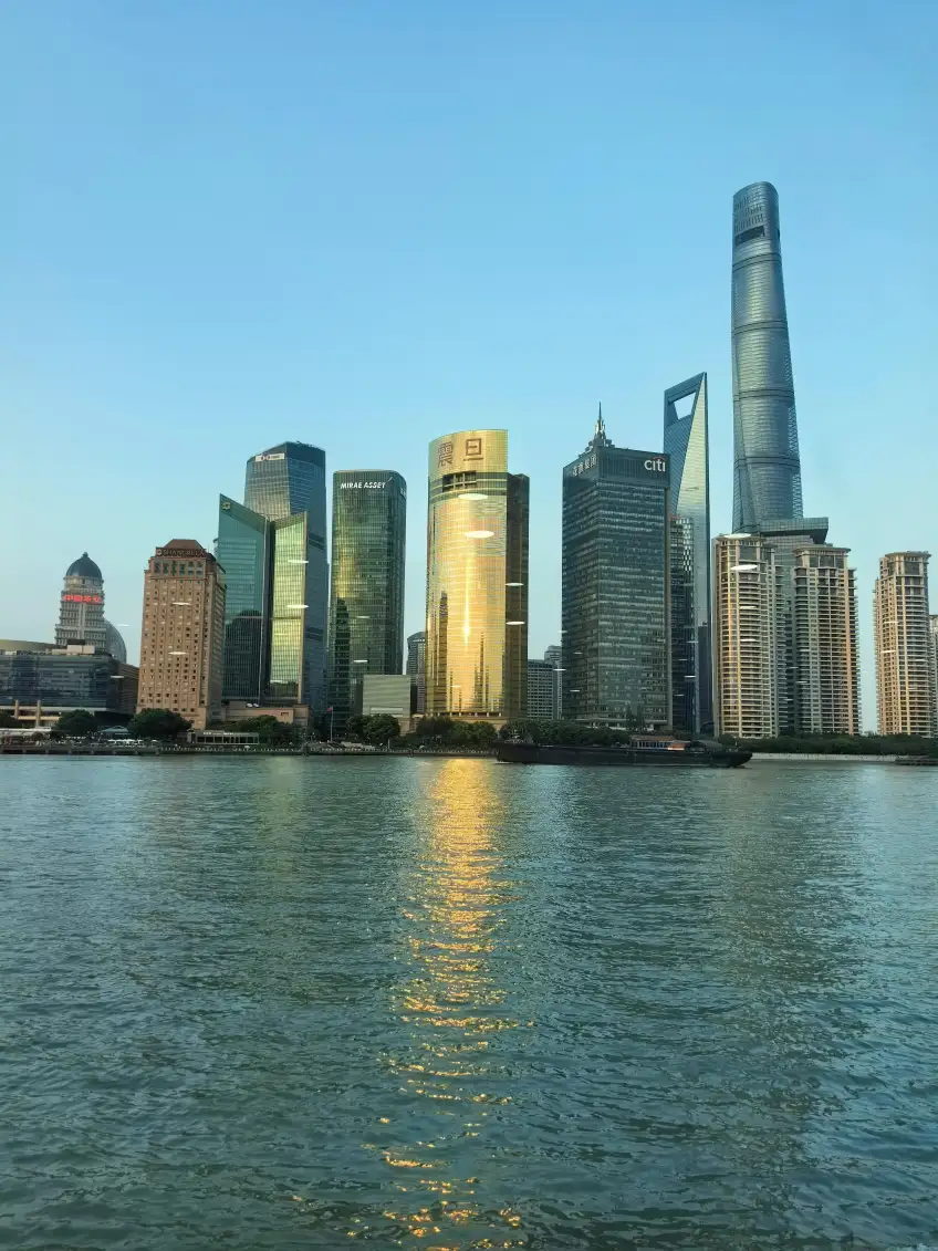 黄浦江对岸浦东摩天楼天际线