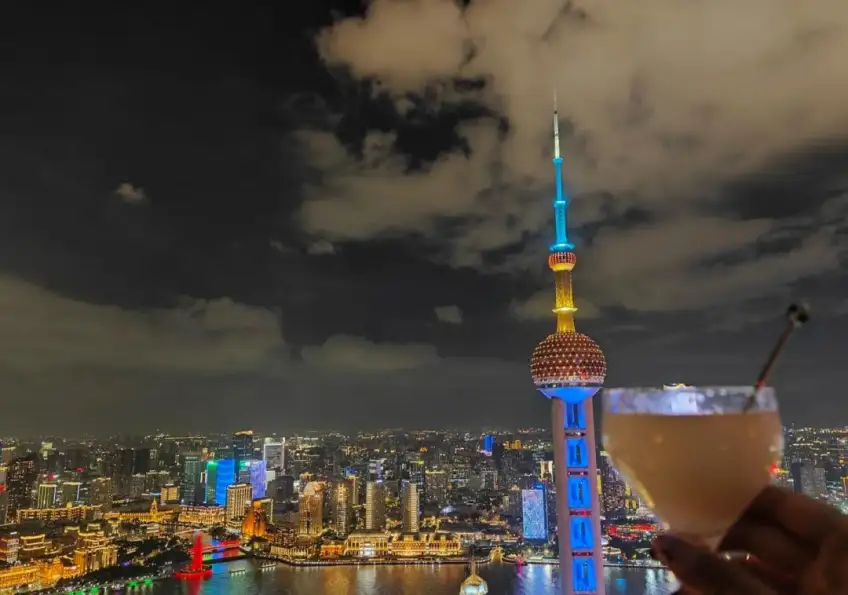 窗边举杯前景与陆家嘴夜景
