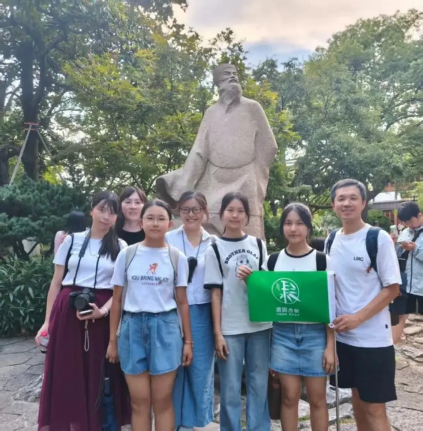 海外游客与同行在行程中留影示意