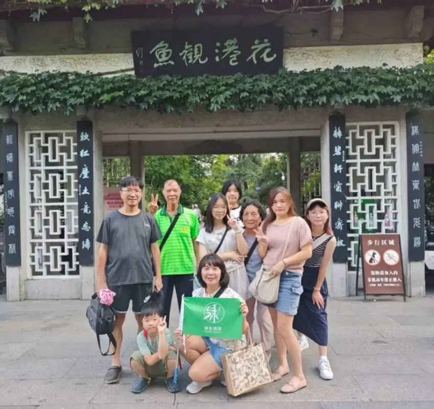 私家小团游客在江南行程中合影