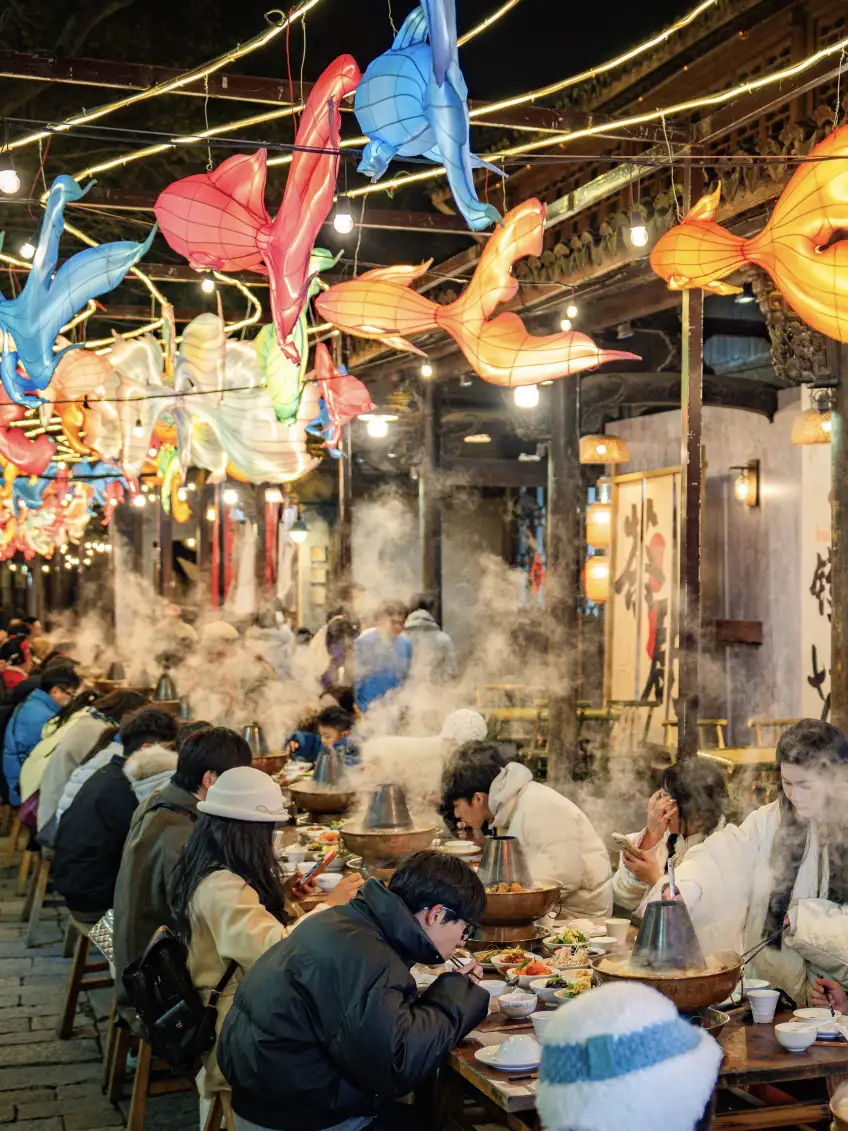 乌镇夜间长街宴与金鱼灯笼
