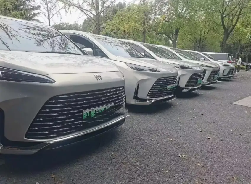多輛商務車並排停靠待命