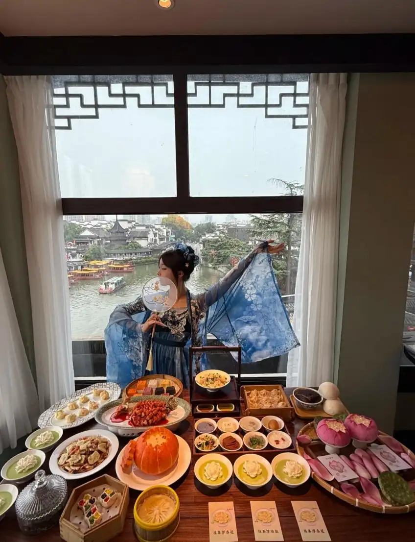 窗邊漢服與一桌淮揚風味菜