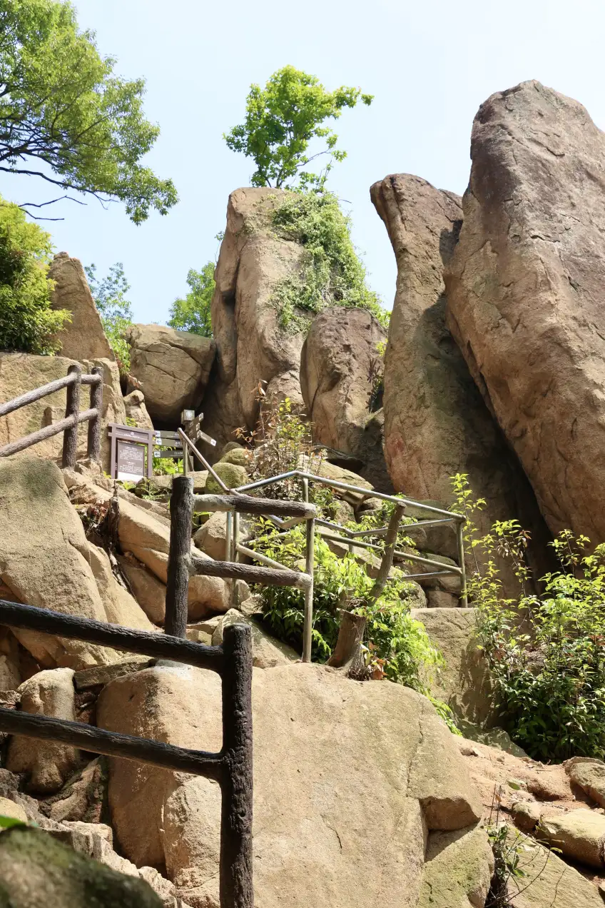 天平山巨石夾道登山護欄步道豎圖