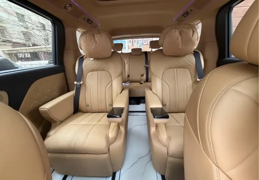 商務車中排真皮座椅與腿托特寫
