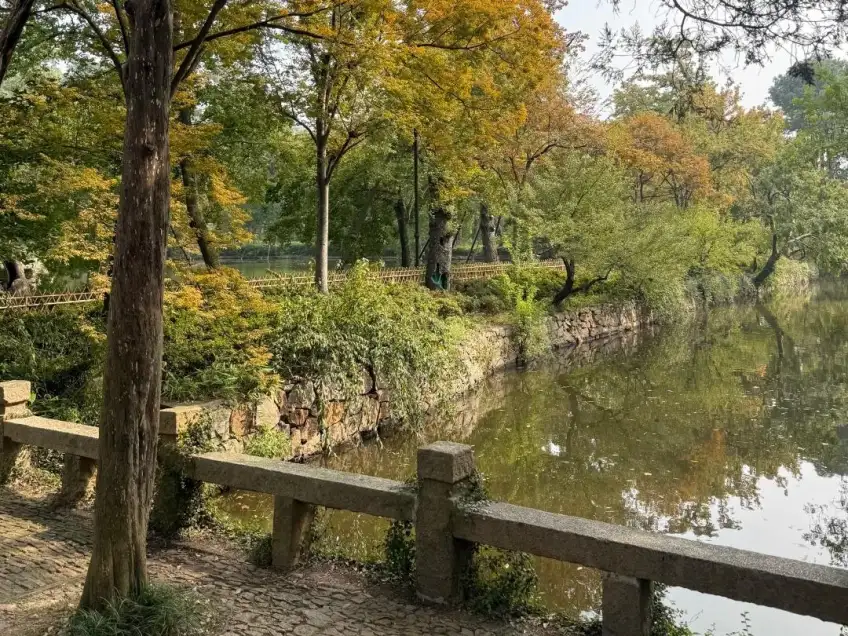 天平山塘岸石欄與綠樹水面