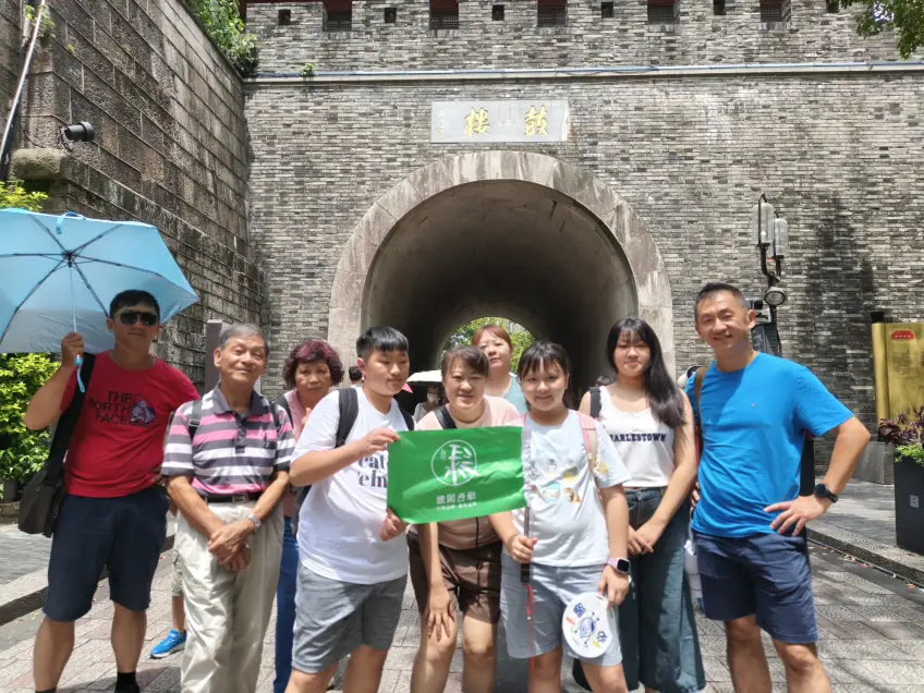 杭州古城門前旅行團綠旗合影