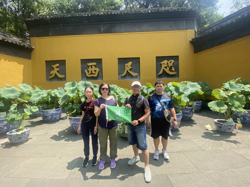 杭州靈隱寺咫尺西天景點前遊客合影