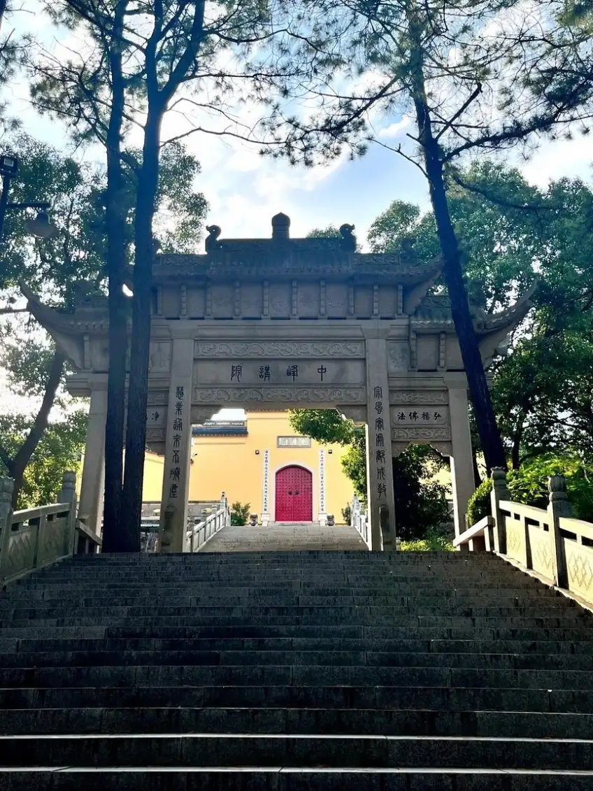 觀音山中峰講院石坊與黃牆山門示意