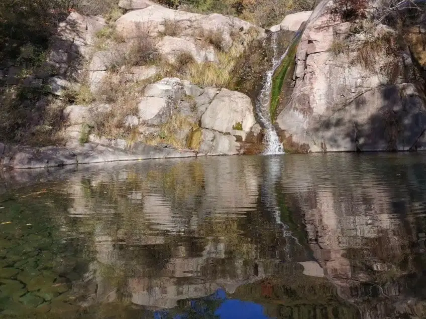 天平山山澗清瀑匯入清涼水潭