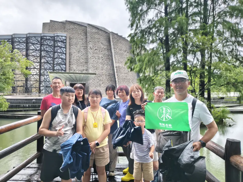 烏鎮水鄉石橋上游客合影留念