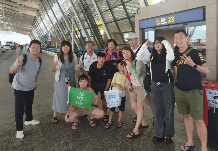 機場出發口二十三號綠旗接機團結合影