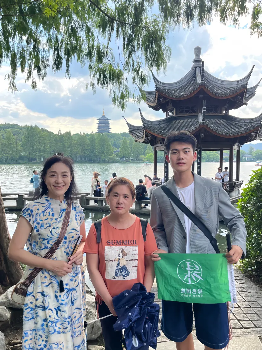 西湖雷峰塔前導遊遊客合影豎圖