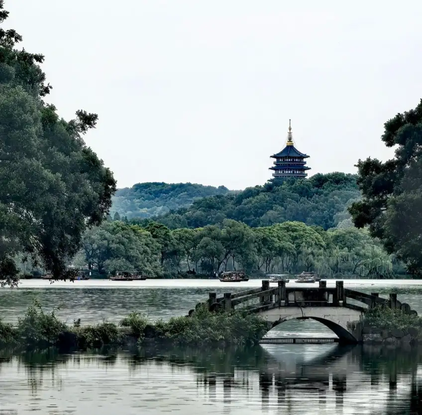 杭州西湖石橋遠眺雷峰塔橫圖
