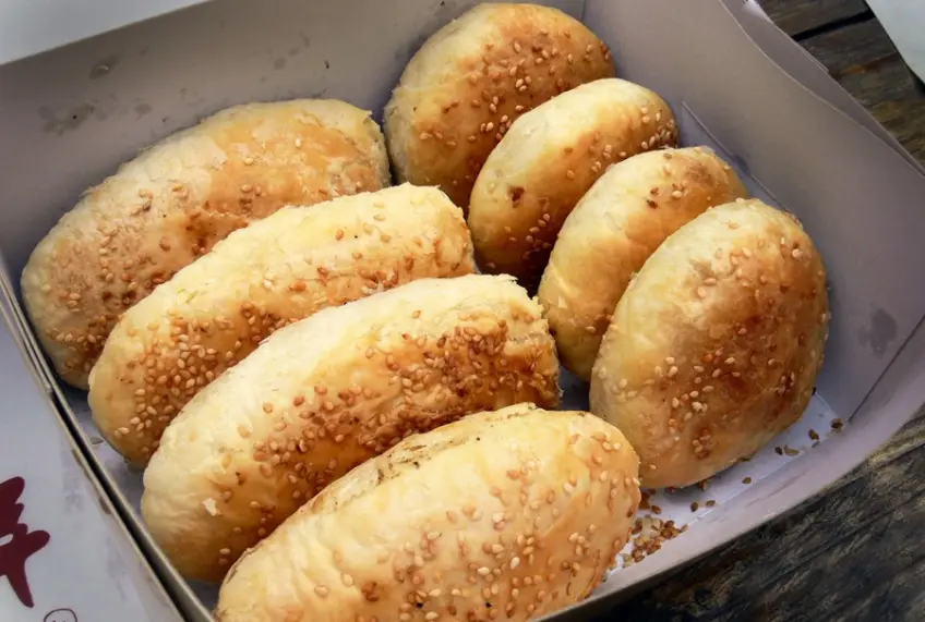 芝麻酥烧饼盒装外观近景