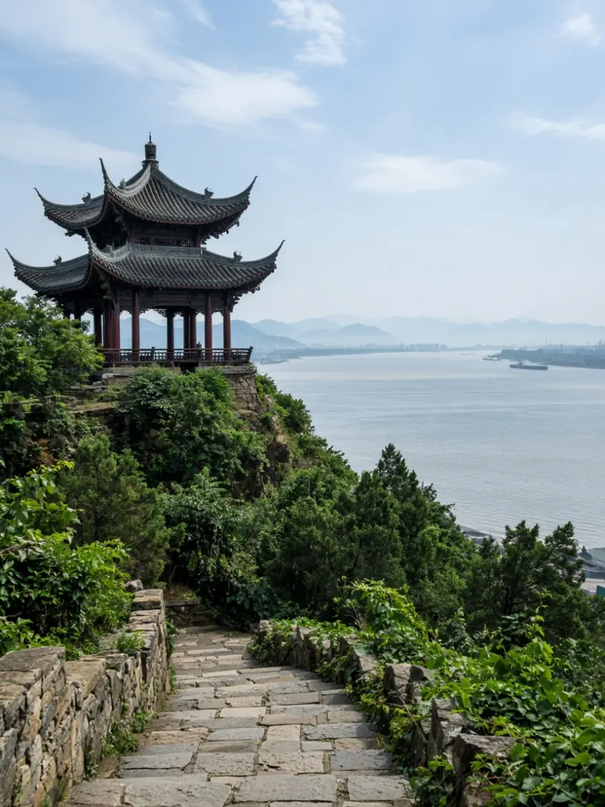 北固山亭阁俯瞰长江