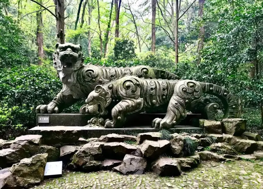 杭州虎跑梦泉庭院双虎雕塑实景