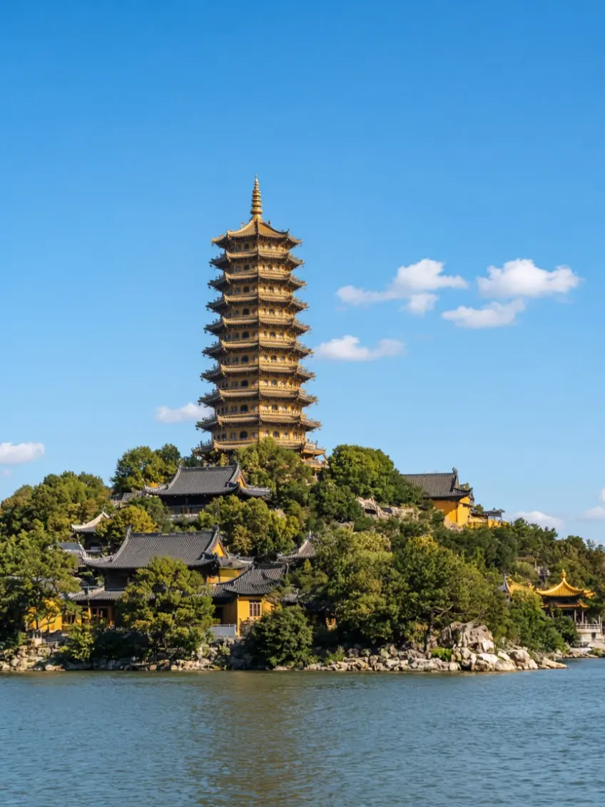 金山寺多层宝塔与江畔山体
