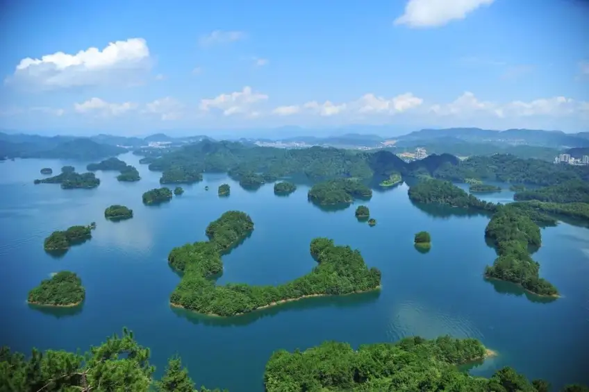 高处俯瞰千岛湖群岛与碧蓝湖面