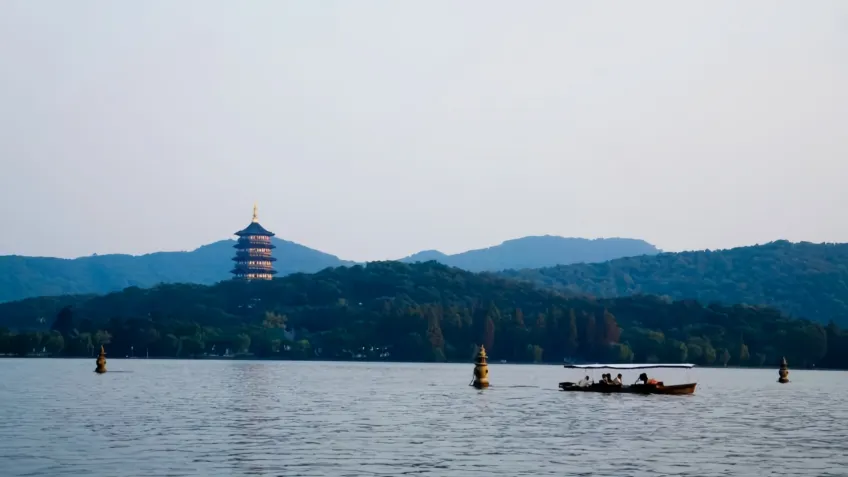 杭州西湖湖面远山开阔实景