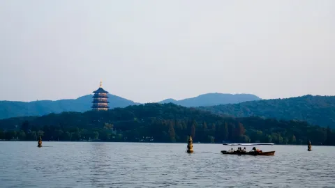 来杭州旅行的你想知道西湖的历史吗?这片湖的灵魂究竟是什么?来杭州跟着古人游西湖更有意思!