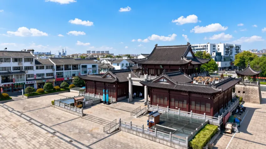 中国漕运博物馆主馆仿古建筑与石板广场外景示意，远景城市天际线